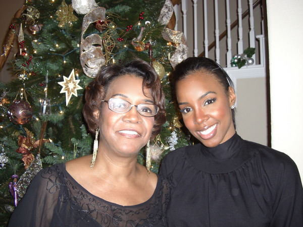 uptown_kelly_rowland_and_her_mom